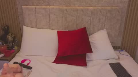 laiamilf online show from January 2025 11:24:01 PM