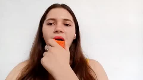 Taisia Tai online show from November 2025 06:19:01 AM