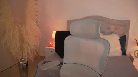 Snapshot of larabaker chatting on October 2025 02:13:01 PM Lara online show from October 2025 02:13:01 PM