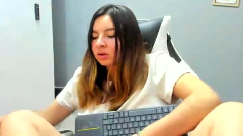 Lara online show from July 2026 04:19:01 AM