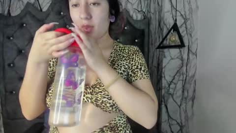 Snapshot of larissa01_ chatting on February 2025 02:20:02 AM Lari online show from February 2025 02:20:02 AM