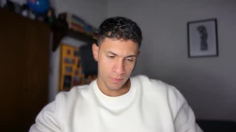 Snapshot of larry_jones chatting on October 2025 01:00:02 AM andrew online show from October 2025 01:00:02 AM