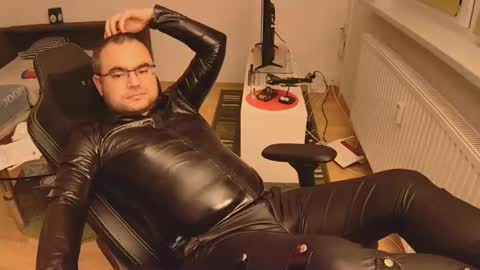 latexboy893 online show from November 2025 12:00:01 AM