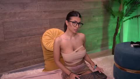 Latina online show from September 2025 04:54:02 PM