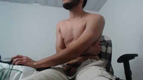 Snapshot of latinbunny7779 chatting on December 2024 01:29:01 AM camilo online show from December 2024 01:29:01 AM