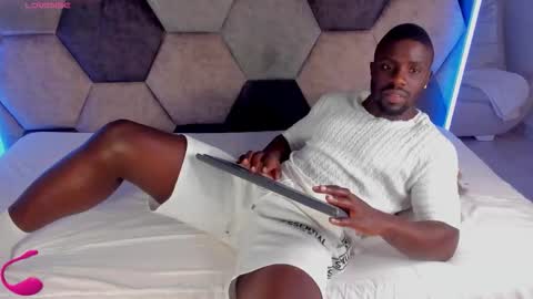 Snapshot of latrellx7 chatting on February 2026 03:35:02 AM LEANDRO online show from February 2026 03:35:02 AM