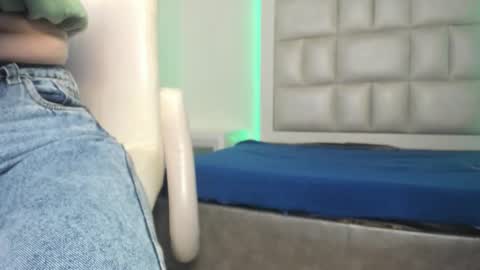 laura__js_ online show from September 2025 03:33:02 AM