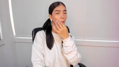 Snapshot of laura_aristizabal_19 chatting on July 2026 12:45:01 PM Laura online show from July 2026 12:45:01 PM