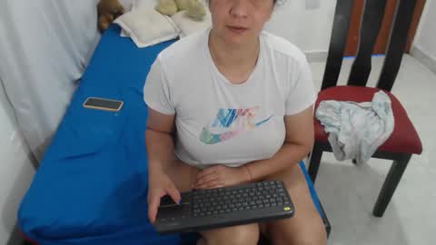 laura_foxx2379 online show from December 2025 02:56:01 PM