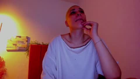 Snapshot of laura_r23 chatting on April 2026 04:43:02 PM Laura Rose online show from April 2026 04:43:02 PM