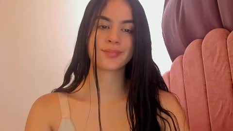 Snapshot of laura_soe chatting on April 2026 07:00:02 PM LAURA SOE online show from April 2026 07:00:02 PM