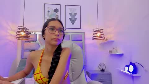 laura stuar online show from October 2025 11:55:02 AM