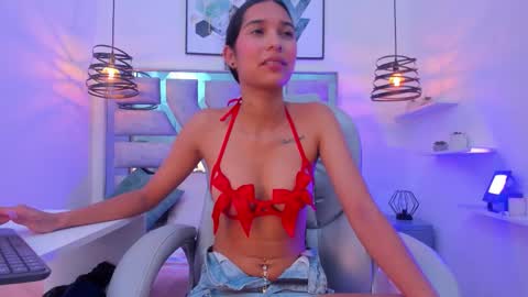 laura stuar online show from November 2025 12:49:02 PM