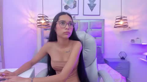 laura stuar online show from November 2025 12:04:01 PM