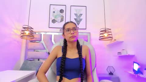 laura stuar online show from November 2025 01:12:02 PM