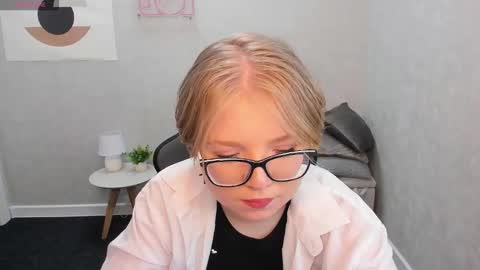 Snapshot of lauraaa_smith chatting on February 2026 09:45:02 AM Laura online show from February 2026 09:45:02 AM