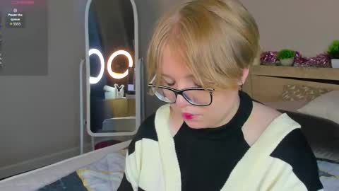 Snapshot of lauraaa_smith chatting on March 2026 07:15:01 AM Laura online show from March 2026 07:15:01 AM