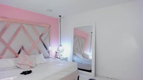 laura  online show from November 2025 09:26:01 PM