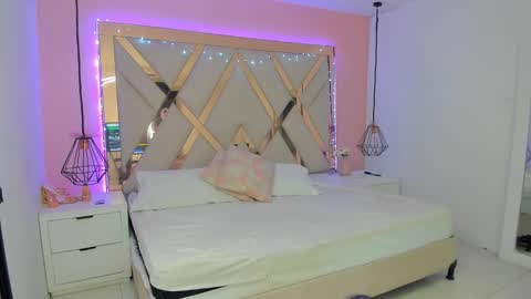 laura  online show from February 2026 08:05:01 PM