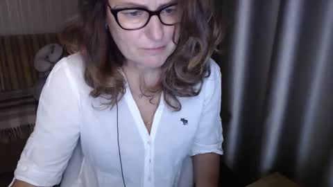 Lauraoven1 online show from November 2025 04:00:02 PM