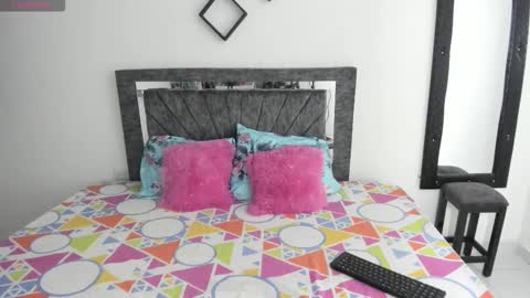 laurasofia01 online show from November 2025 02:40:02 PM