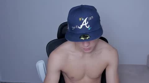 Laureent online show from November 2025 06:11:02 PM