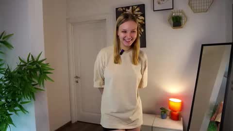 Ellie  online show from October 2025 11:25:01 AM