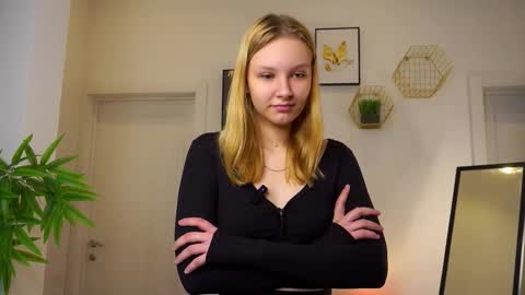 Ellie  online show from October 2025 11:36:01 AM