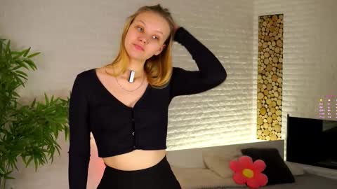 Ellie  online show from November 2025 12:08:02 PM