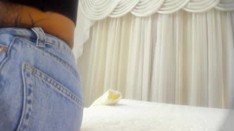 Lauren Saenz online show from September 2025 12:05:01 PM