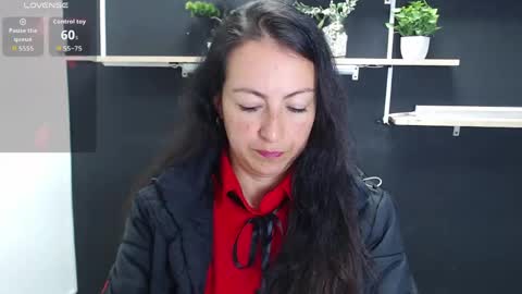 Snapshot of lauryn_jones chatting on May 2026 05:51:01 PM Laury online show from May 2026 05:51:01 PM