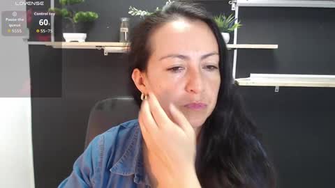 Snapshot of lauryn_jones chatting on May 2026 04:57:01 PM Laury online show from May 2026 04:57:01 PM