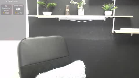 Snapshot of lauryn_jones chatting on June 2026 05:17:01 PM Laury online show from June 2026 05:17:01 PM