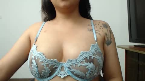 Laura online show from November 2025 02:01:02 AM