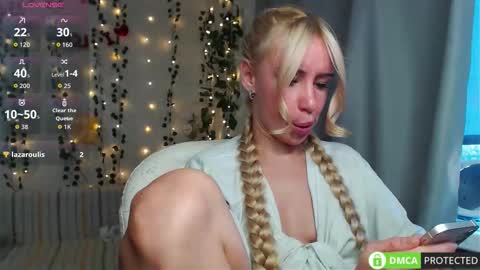 Mia online show from October 2025 12:52:02 PM