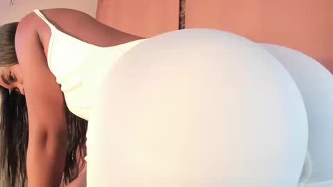 LAYLA online show from September 2025 10:13:01 PM