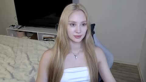 Snapshot of laylla001 chatting on April 2026 07:20:01 AM Laylla001 online show from April 2026 07:20:01 AM