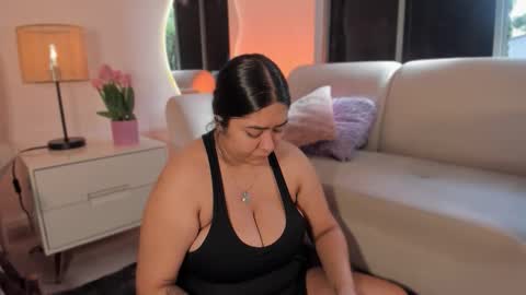 Leah online show from November 2025 01:45:01 PM