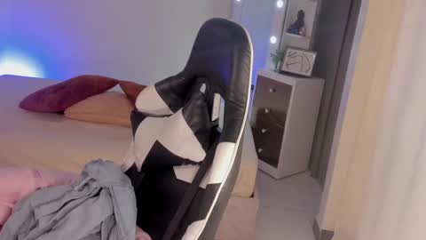 leahaltomm online show from February 2025 09:42:01 PM