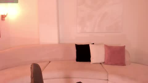 leahnovac online show from September 2025 11:22:02 AM