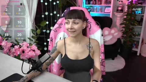 Snapshot of leahobscure chatting on February 2025 08:52:02 PM Leah online show from February 2025 08:52:02 PM