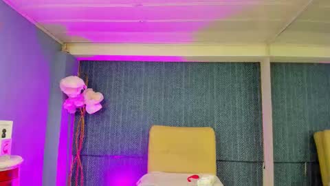 leamoreau__ online show from December 2025 01:07:01 PM