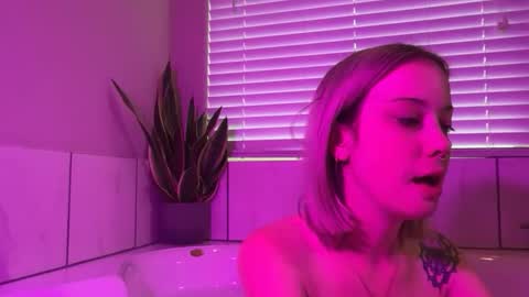 leanneluxecouple online show from April 2026 10:21:02 PM