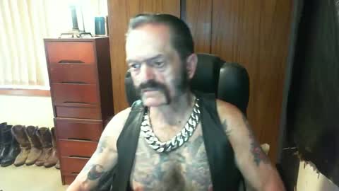 Snapshot of leathergreaser chatting on January 2025 07:21:01 AM leathergreaser online show from January 2025 07:21:01 AM