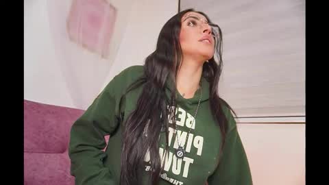 Leila online show from November 2025 01:39:01 PM