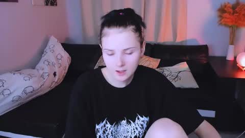 Snapshot of leila_xxbaby chatting on November 2025 01:57:02 PM Leila online show from November 2025 01:57:02 PM