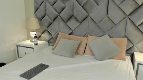 Leizathompson online show from September 2025 07:02:02 PM