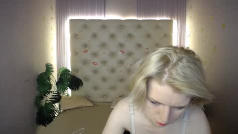 Snapshot of lena_paulles chatting on December 2024 04:11:01 AM Lena online show from December 2024 04:11:01 AM