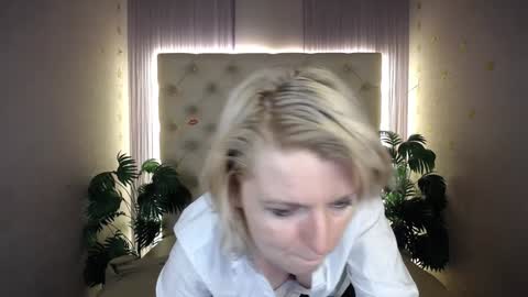 Snapshot of lena_paulles chatting on December 2024 01:50:02 PM Lena online show from December 2024 01:50:02 PM