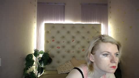 Snapshot of lena_paulles chatting on December 2024 03:58:02 AM Lena online show from December 2024 03:58:02 AM
